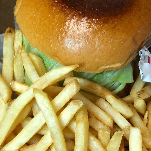 Classic Cheeseburger Burger w/Fries.